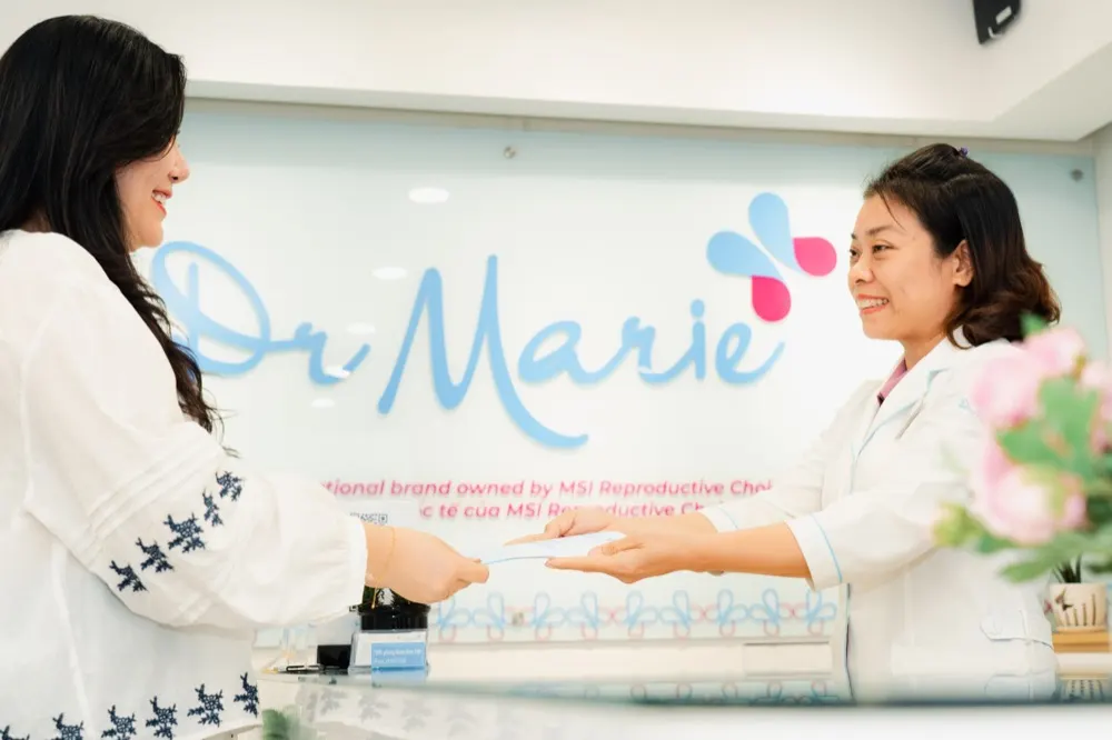 Lễ tân Dr.Marie đón tiếp khách hàng